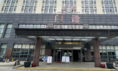 常州一医生要求女患者脱光称不脱看不清楚，拍X光片需要脱衣吗？