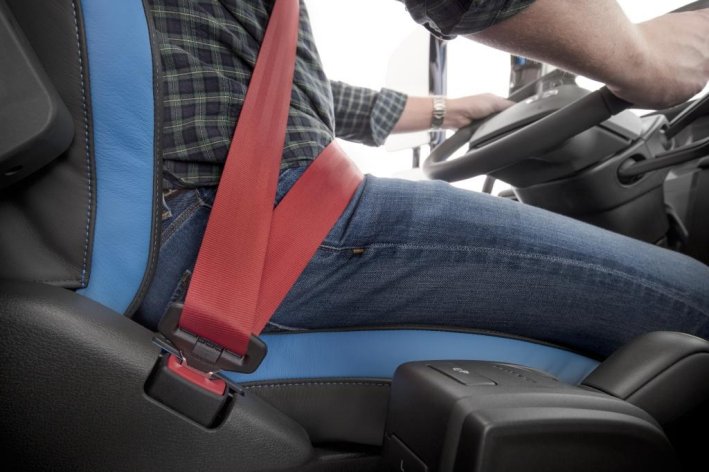 安全带的正确扣法应该是____。a高挂低用b同一水平c低挂高用