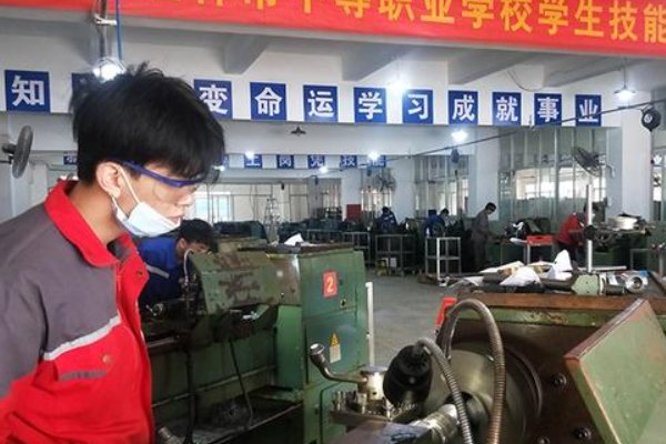 广西动力技工学校是中专吗