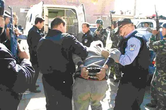 辽宁重刑犯越狱案休假狱警获刑喊冤，该案件中存在哪些疑点？