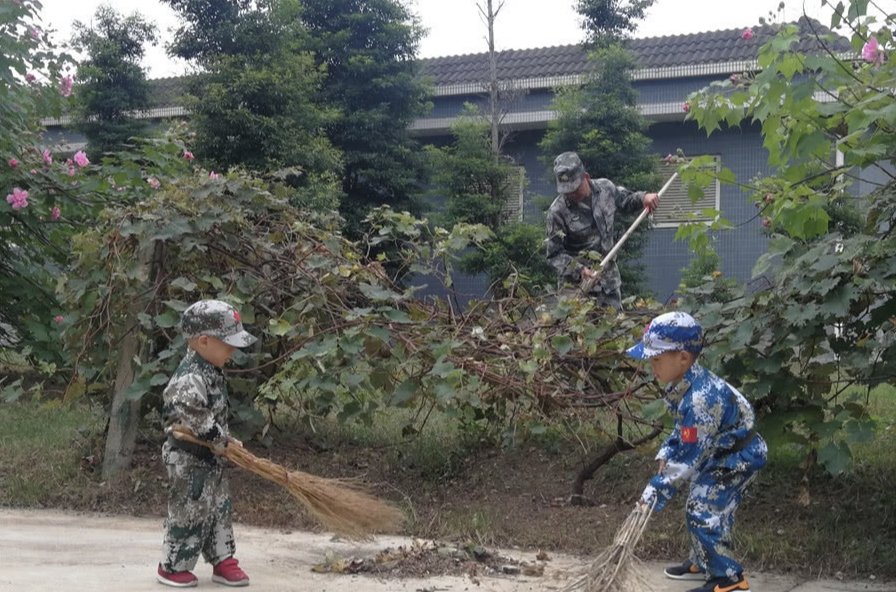 山西一老人见山竹落地以为是炸弹飞扑上去用肉身挡住，他为何会有如此举动？