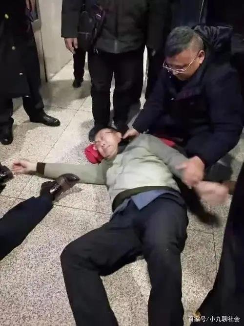 济南一男子地铁上晕倒，自述没钱吃饭，乘客们做出了怎样的善举？