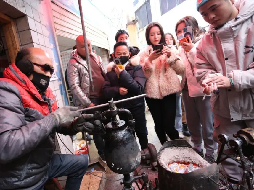 贵阳男子对墙爆爆米花，瞬间被气体冲飞，正确爆爆米花的方式是怎样的？