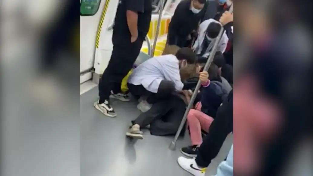 济南一男子地铁上晕倒，自述没钱吃饭，乘客们做出了怎样的善举？