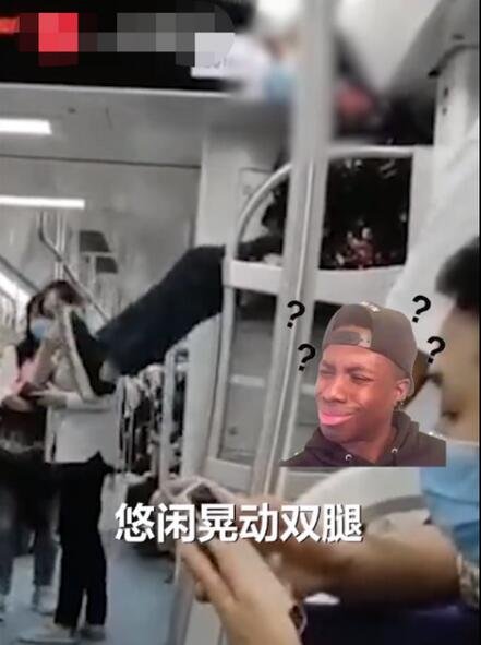 老太爬上地铁车厢行李架上蹭坐，现场到底发生了什么？