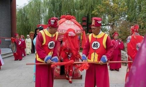 大姑娘上轿 歇后语