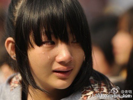 跪求在豆瓣上一个女的哭时候的自拍照,好久之前的了,在微博上疯传过。