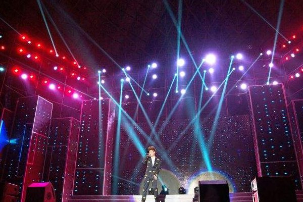 那首英文歌的开头是喽喽喽，是个黑人唱的，歌词中还有one more time