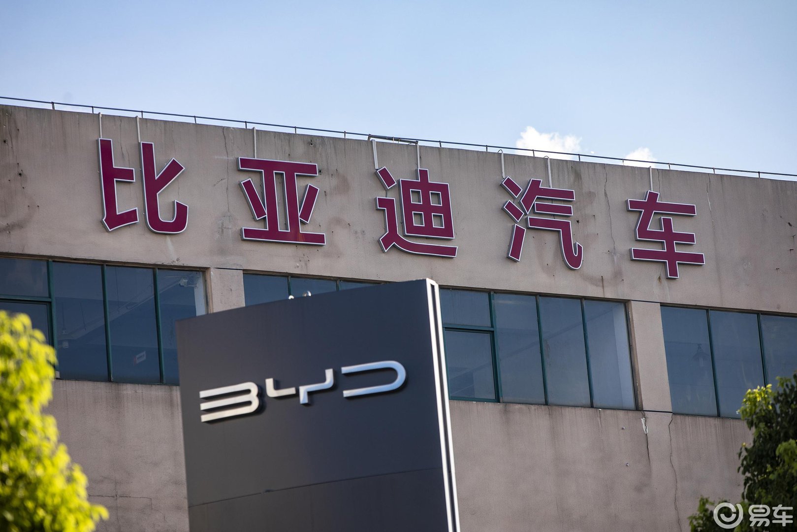 阻止宾利车主打人的律师被比亚迪奖励20万，律师：我还房贷