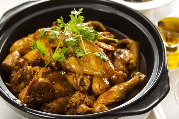 柴火鸡加盟哪家好？华飞餐饮总部加盟优势有什么？