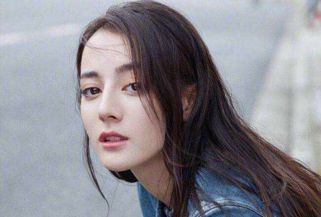 迪丽热巴被骂白眼狼,她是踩在杨幂的肩上而走红的吗?