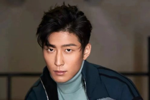 窦骁的父母是什么背景？