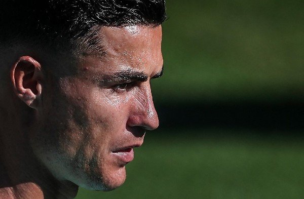 C罗宣布丧子噩耗后首次现身，面带悲伤仍坚持训练，他有多敬业？