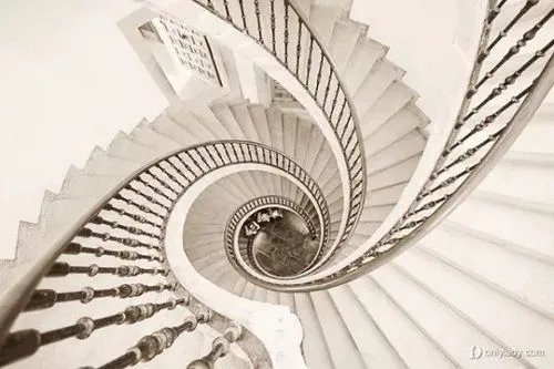 “鬼打墙”的彭罗斯阶梯是什么呢？在三维世界中，无限循环的阶梯能存在吗？