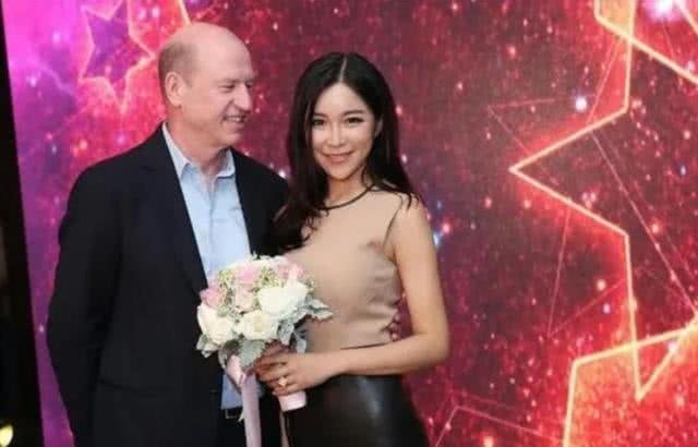 与50多岁富豪离婚后，NBA女主播周玲安的择偶标准是什么？