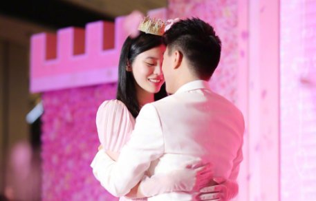 奚梦瑶深夜陪何猷君应酬，她嫁入豪门的路好走吗？