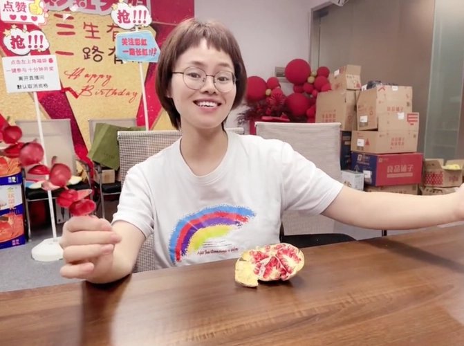 “彩虹夫妇”主播自曝高收入，到底意欲何为？