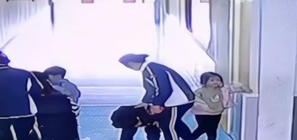 幼师领孩子进厕所暴打体罚，这名幼师为何要这么做？