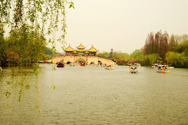 唐诗“二十四桥明月夜，玉人何处教吹箫？”描写的是什么场景？