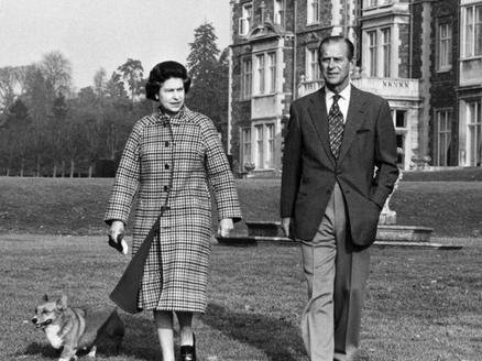 丈夫葬礼上94岁英女王车内抹泪,菲利普亲王比英女王大多少岁?