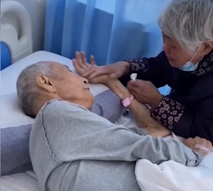 上海一名癌症晚期老人临终前与老伴重聚，他为何离不开老伴的陪护？