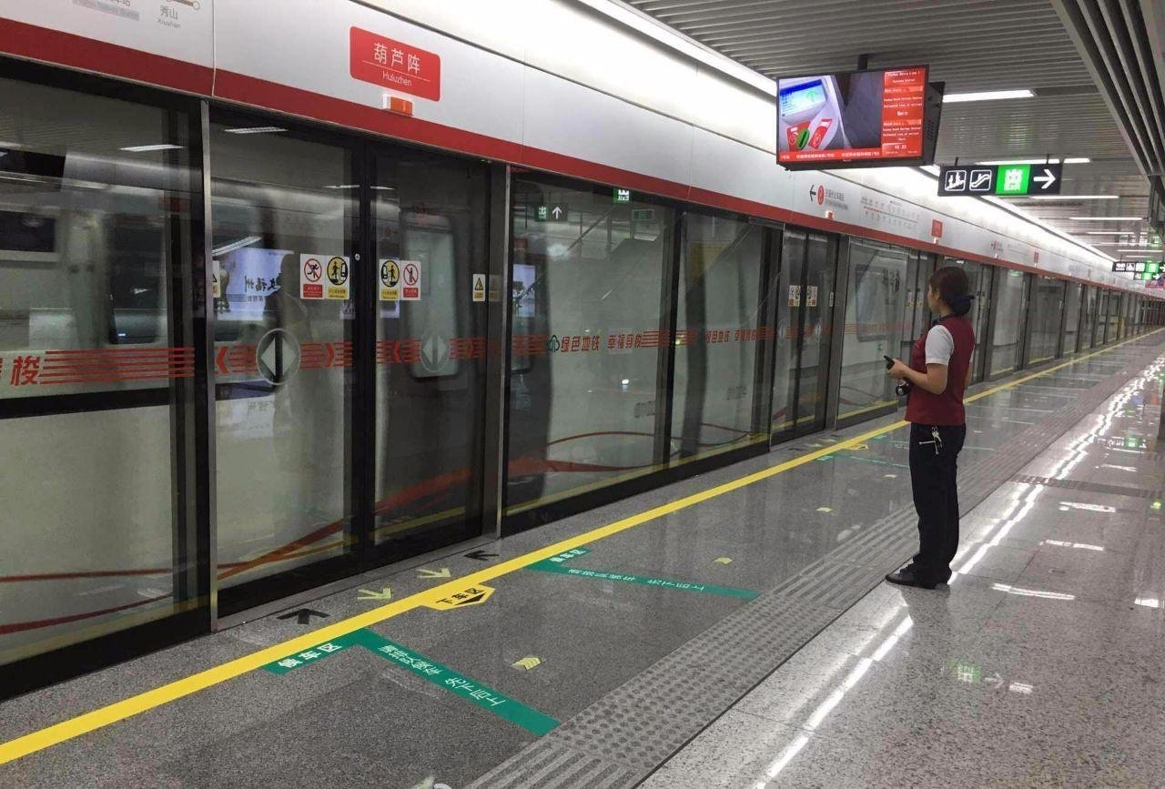 上海男子翻越站台进入地铁被夹致死，地铁方面是否该追究其责任？