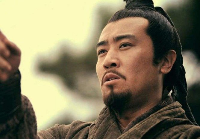 虎牢关三英战吕布，为什么刘备第三个出场？