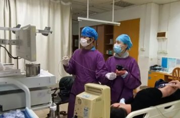 广东女子把17厘米长勺子吞了下去，此女子为何这么做？