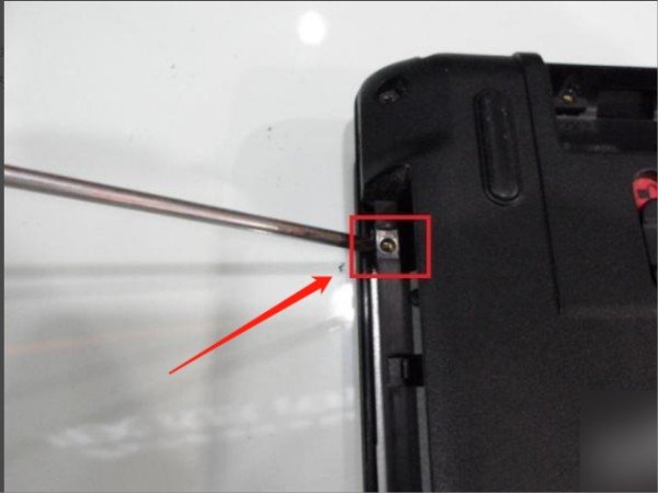 联想g480怎么打开后盖？