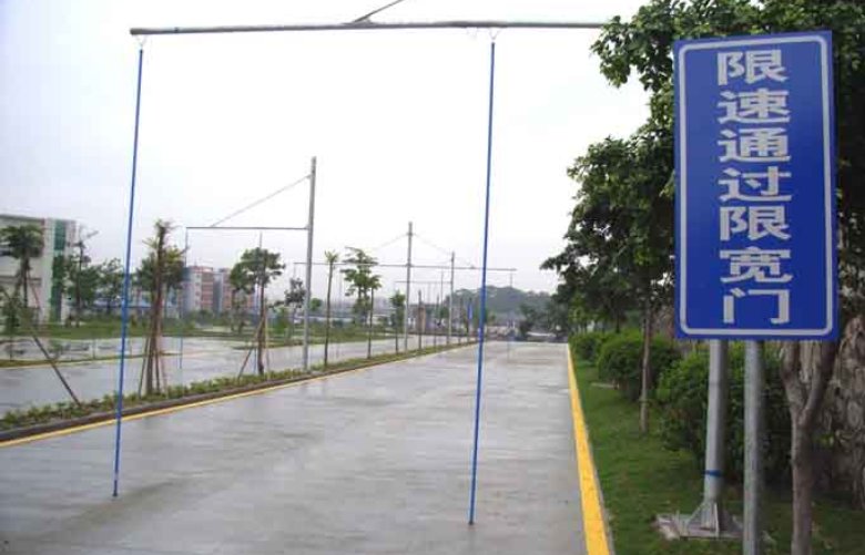 驾照科目2限速通过限宽门有什么技巧