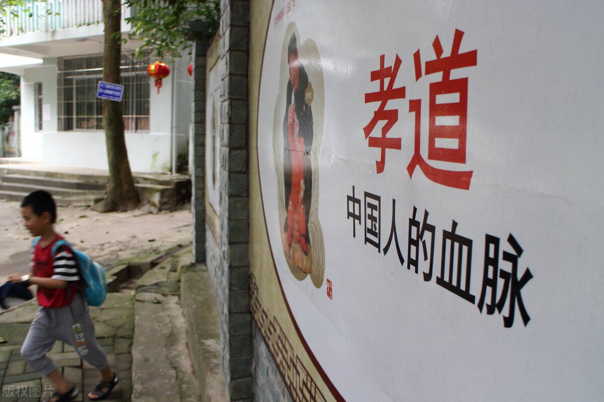 南京女孩用研究生奖学金给父亲买羽绒服视频走红，为何让众多网友红了眼睛？