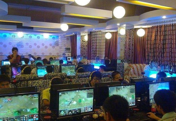 整天泡网吧打游戏的人，他们的经济来源是什么？