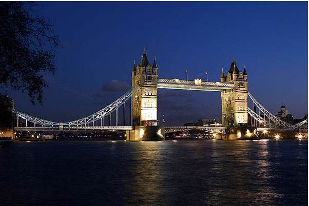 英国在每年的5月24日，群众们都会做什么？