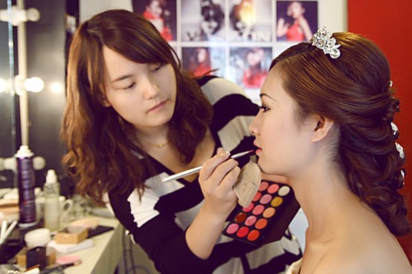 女孩子学化妆行业怎么样