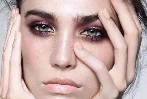 一女子感染新冠高烧后满脸发黑，发烧为何会引起脸发黑的现象呢？