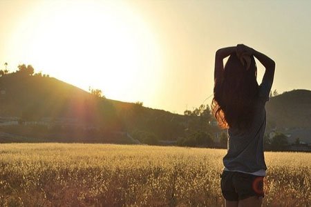 在一段爱情里卑微到尘土里，是不是应该考虑放弃？