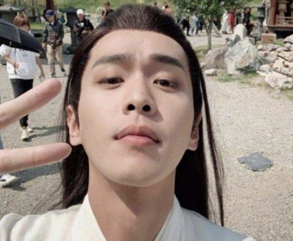 你觉得张若昀用美食滤镜的自拍，“可口”吗？