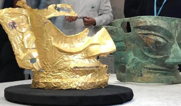 金面具上发现耳洞，耳洞的主要作用是什么？