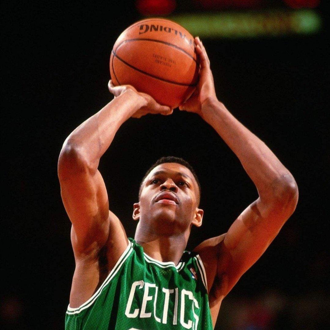 年仅27岁的雷吉.刘易斯，为何会猝死？