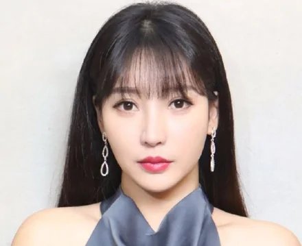 柳岩究竟为什么会被很多人不喜欢呢？她被娱乐圈孤立了吗？