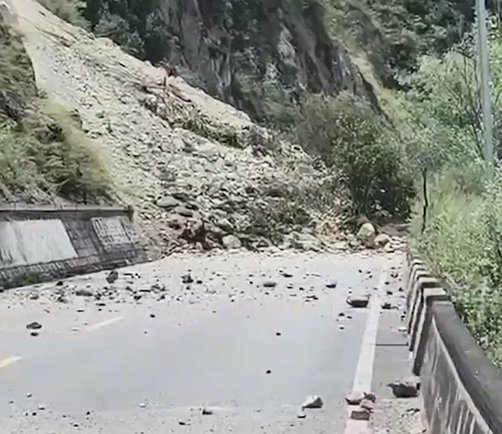 泸定地震引山体滑坡：路人拍下山石滚落瞬间，当地的灾情如何？