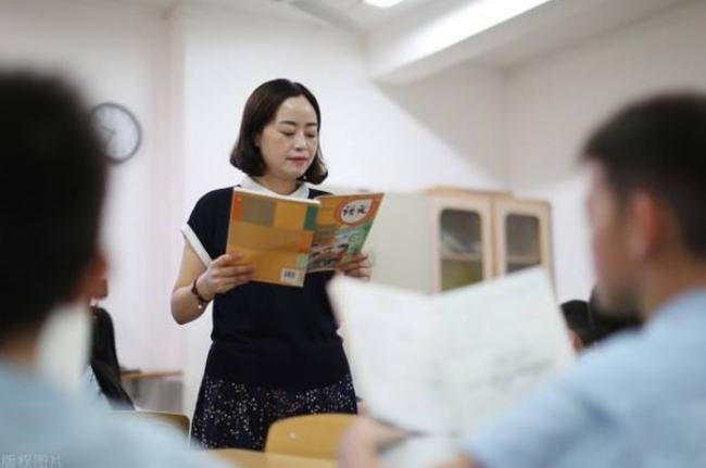 有些老师做不到对学生一视同仁瞧不起中等生，遇到这种老师该怎么办？