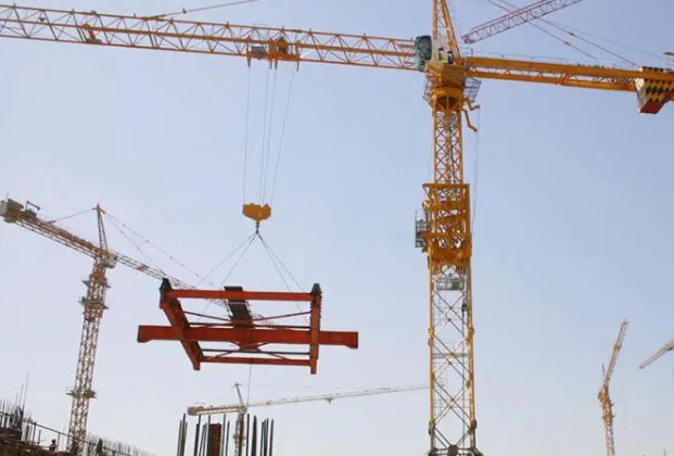 山东临沂：一塔吊司机用吊车上的挂钩取外卖，这么做存在哪些安全隐患呢？