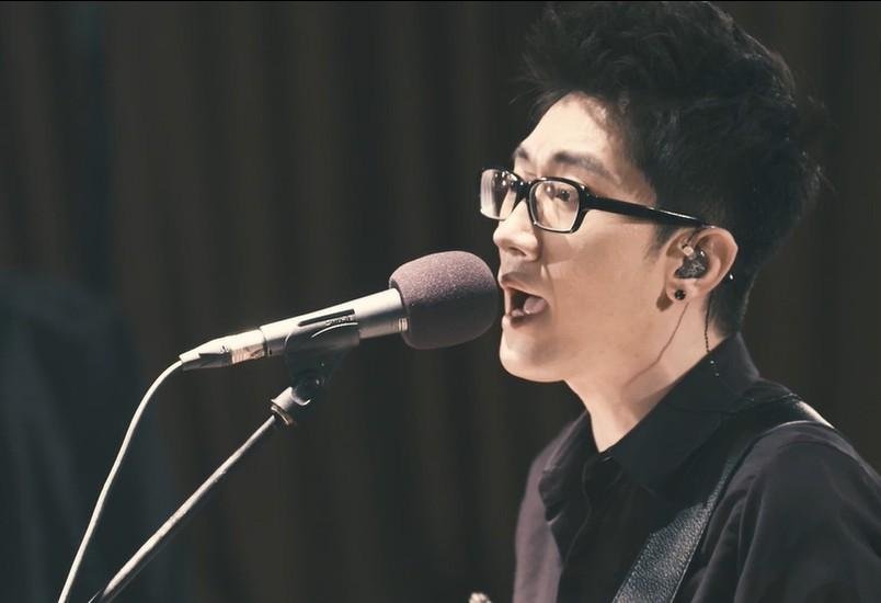 “流着眼泪说分手，我不愿你走。嘴边还有残留的爱没有问候，你却说走就走”这是哪首歌里的歌词？