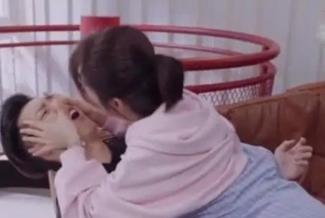 马天宇成第4位被杨紫插鼻孔男星，她为何喜欢插别人鼻孔？