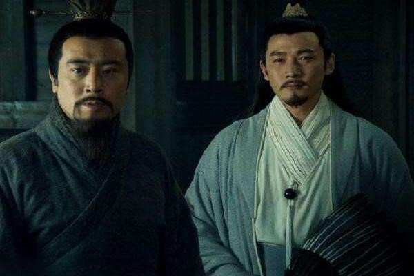 搬起石头砸自己的脚，三国演义中有哪些蠢人，为自己画地为牢？