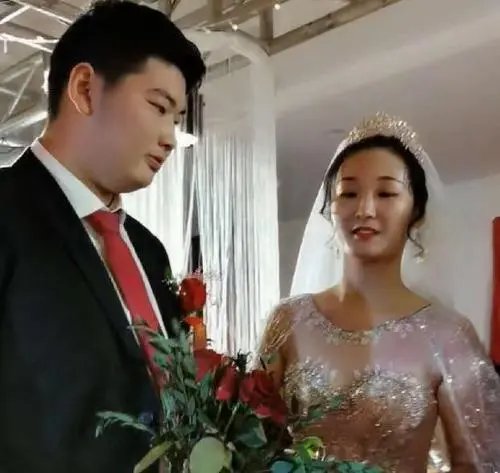 陈亚男结婚后,曾与榜一大哥一同出游数天,离婚是否早有预兆?