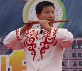 笛子曲《小八路勇闯封锁线》中4的指法