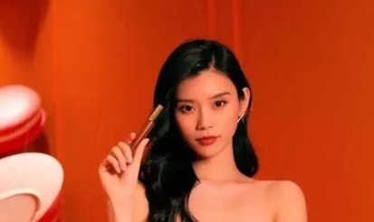 奚梦瑶深夜陪何猷君应酬，她嫁入豪门的路好走吗？