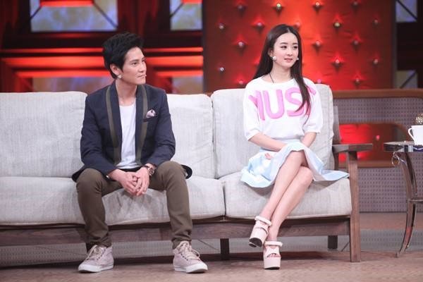 明星经常穿一些容易走光的衣服，她们是如何防止走光的？